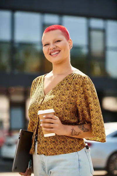 A joyful bald woman stands confidently outdoors, holding a coffee and smiling brightly. — Stock Photo