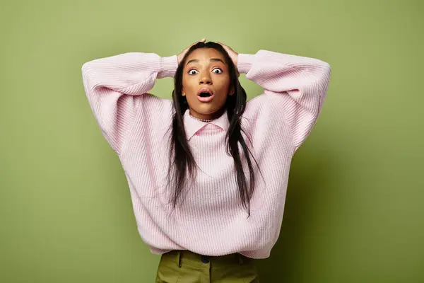 Uma jovem em trajes quentes e elegantes reage com surpresa, capturando um momento expressivo. — Fotografia de Stock