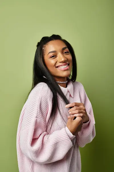 A young woman smiles warmly while wearing stylish autumn clothing that radiates joy. — Stock Photo
