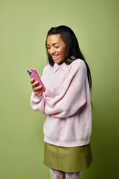 Bright laughter fills the air as a young woman engages with friends, dressed warmly for autumn. — Stock Photo