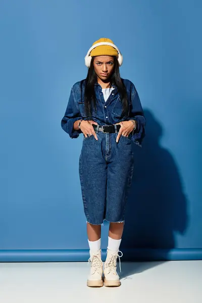 Dressed in stylish autumn attire, a young woman showcases her confidence and creativity. — Stock Photo