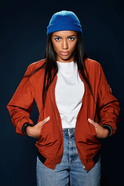 Une jeune femme confiante met en valeur sa mode d'automne avec un look saisissant et des couleurs vibrantes. — Photo de stock