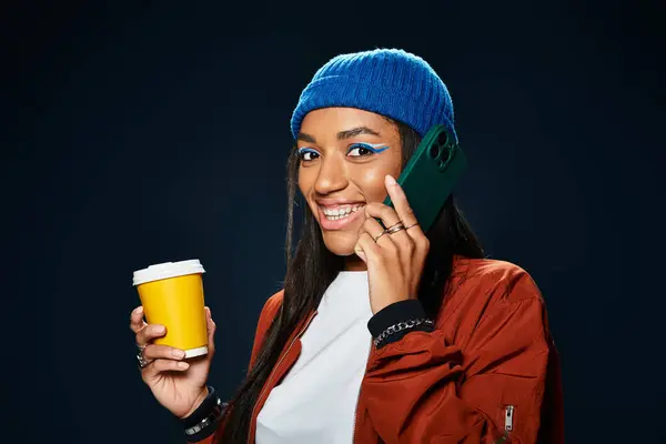Dressed in stylish autumn attire, she smiles brightly while sipping her drink and chatting. — Stock Photo