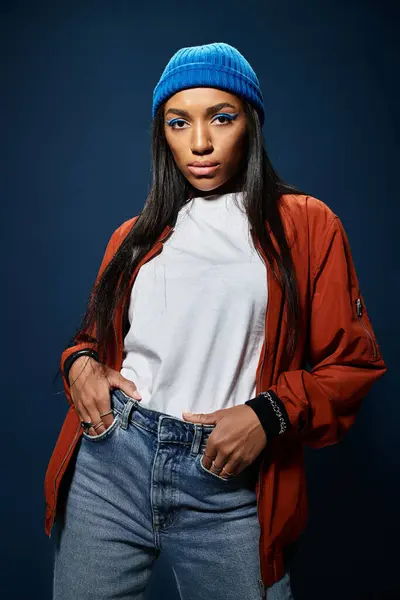 A young woman showcases her fashion sense in warm autumn clothing, exuding confidence. — Stock Photo