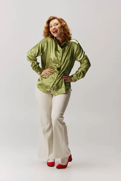 A young woman posing while showcasing her stylish outfit and radiant smile. — Stock Photo