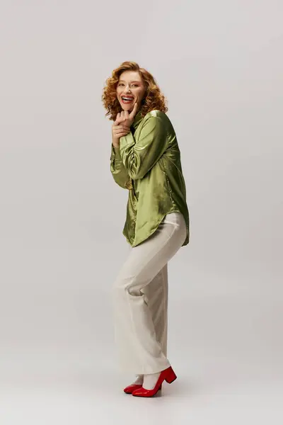 A cheerful young woman joyfully prepares a beautifully wrapped gift while celebrating. — Stock Photo