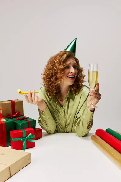 The young woman enjoys a festive atmosphere while celebrating. — Stock Photo