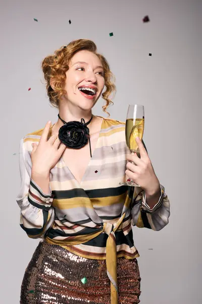 Eine fröhliche junge Frau lächelt, als sie umgeben von Ornamenten posiert. — Stockfoto