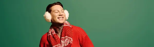 Un giovane allegro mette in mostra la sua moda invernale elegante sorridendo gioiosamente. — Foto stock