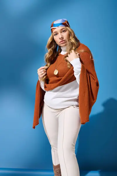 Die junge Frau präsentiert ihr stylisches Outfit mit Eleganz und Selbstbewusstsein und genießt den Moment. — Stockfoto