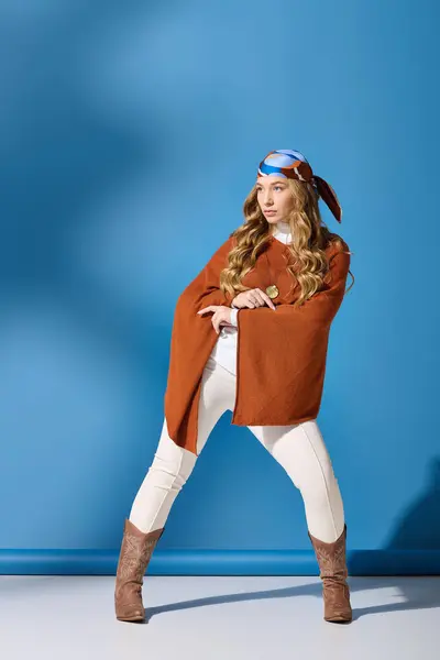 La joven confiada muestra su sentido único de la moda con estilo y equilibrio. - foto de stock