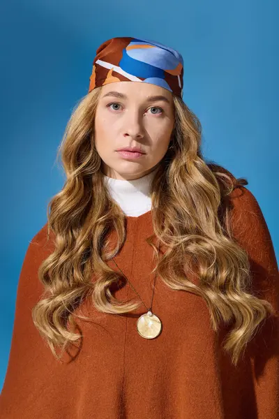 Une jeune femme aux cheveux longs montre son style unique dans un cadre magnifique. — Photo de stock