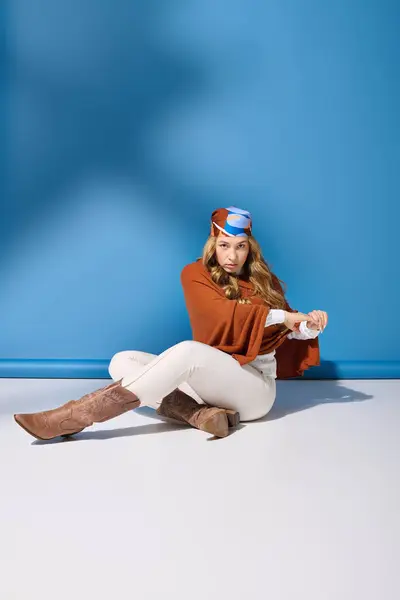 Una mujer segura de tamaño grande se sienta en el suelo, mostrando su sentido único de la moda. - foto de stock