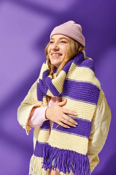 Uma mulher alegre plus size sorri calorosamente, adornada em um lenço colorido e trajes aconchegantes. — Fotografia de Stock