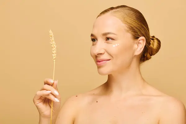 A plus size woman enjoys a tranquil moment, thoughtfully holding wheat and smiling gently. — Stock Photo