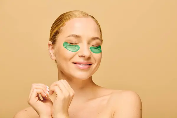 Uma jovem mulher bonita plus size sorri suavemente enquanto usa manchas de olhos verdes em um ambiente sereno. — Fotografia de Stock