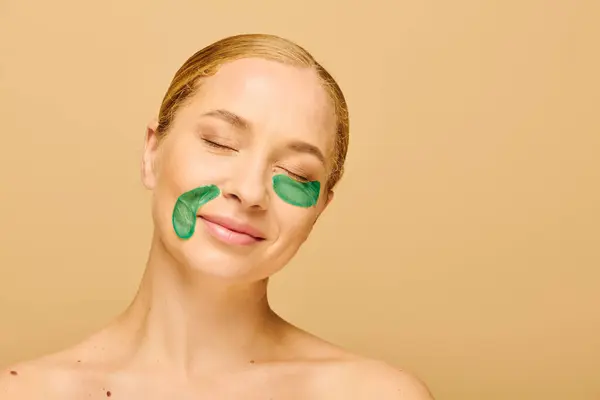 A young plus size woman beams with joy, enjoying her skincare ritual with green patches. — Stock Photo