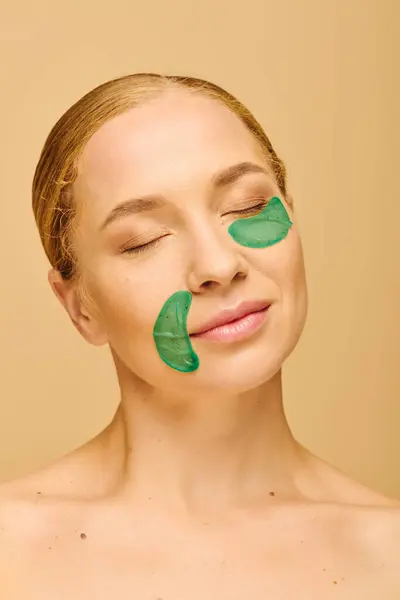 A young plus size woman enjoys a calming skincare ritual while using green patches on her face. — Stock Photo