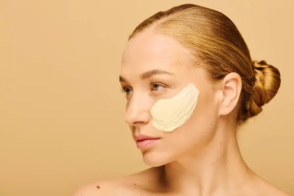 A young beautiful plus size woman enjoys a soothing facial treatment at home, radiating serenity. — Stock Photo
