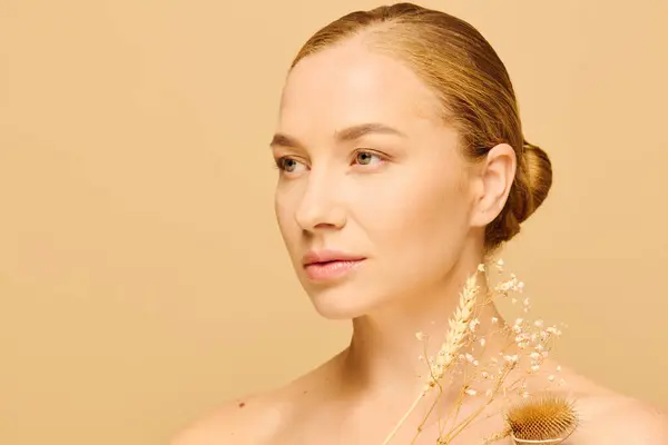 The beautiful woman showcases her natural beauty with delicate flowers enhancing her elegance. — Stock Photo
