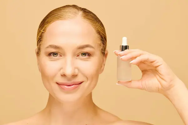 A cheerful plus size woman holds a skincare serum, highlighting her natural beauty and confidence. — Stock Photo