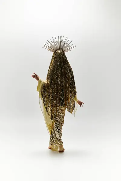 Uma figura requintada adornada em um vestido dourado brilhante captura a essência da elegância e fascínio em um estúdio. — Fotografia de Stock