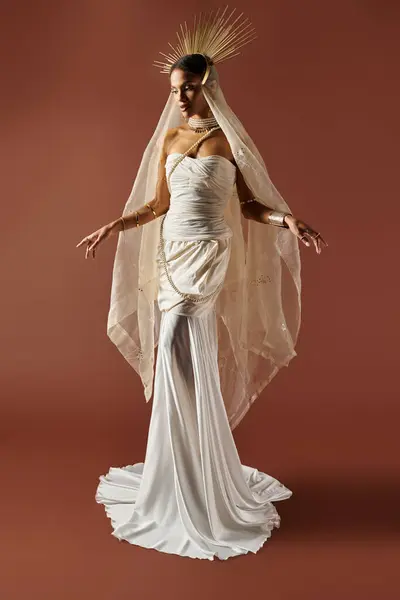 This stunning figure in a flowing white gown and pearl necklace radiates elegance and beauty. — Stock Photo