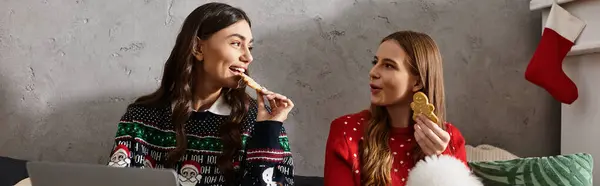 Girlfriends enjoy Christmas treats in festive sweaters, celebrating together. — Stock Photo
