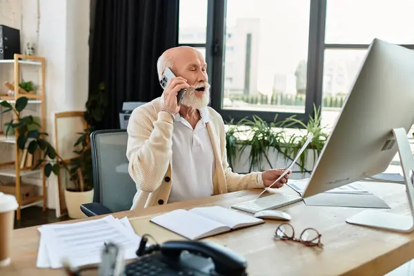 L'homme d'affaires senior en tenue décontractée intelligente travaille avec diligence, la gestion des appels et des documents dans un bureau lumineux. — Photo de stock