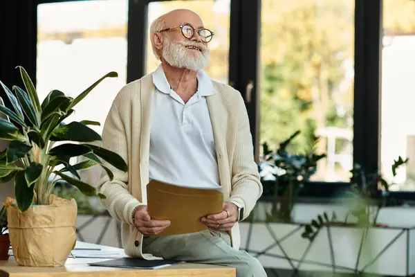 Un homme d'affaires distingué en tenue décontractée intelligente examine les documents, rayonnant de calme confiance. — Stock Photo