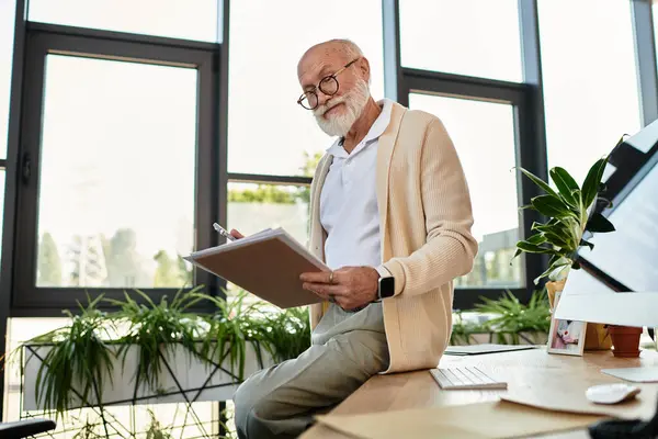 Em um escritório elegante, um gerente experiente se envolve com documentos importantes enquanto exala profissionalismo. — Fotografia de Stock