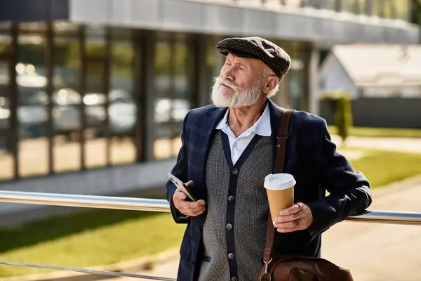Ein vornehmer älterer Herr in schicker Freizeitkleidung genießt seinen Kaffee und bewundert die Architektur. — Stockfoto