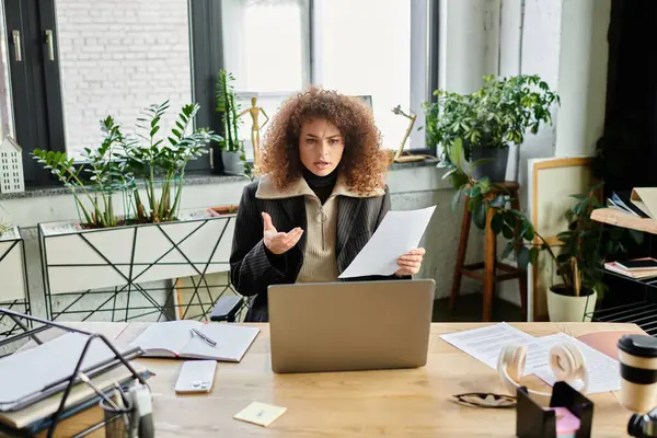 The woman expresses her thoughts while reviewing notes in a chic workspace filled with greenery. — Stock Photo