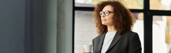 Die Frau nippt nachdenklich am Kaffee und sonnt sich im Licht eines inspirierenden Morgens. — Stockfoto