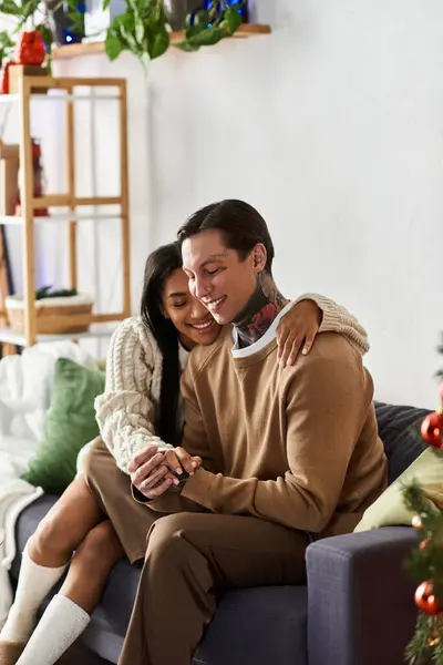 A joyful couple enjoys their time together, cuddled up in a beautifully decorated living room. — Stock Photo
