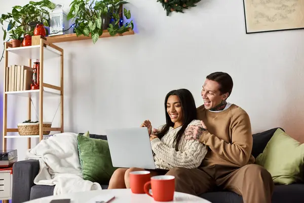 Una coppia felice condivide risate e amore durante il Natale a casa, circondata da decorazioni festive. — Foto stock