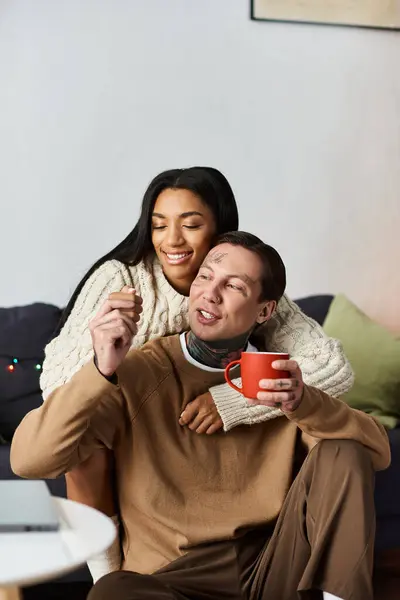A loving couple shares laughter and warmth while celebrating Christmas at home. — Stock Photo