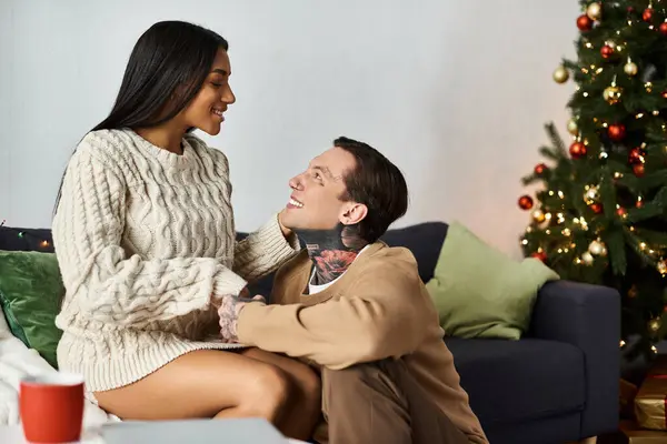 Un couple joyeux profite de la compagnie des autres lors d'une fête de Noël à la maison. — Photo de stock