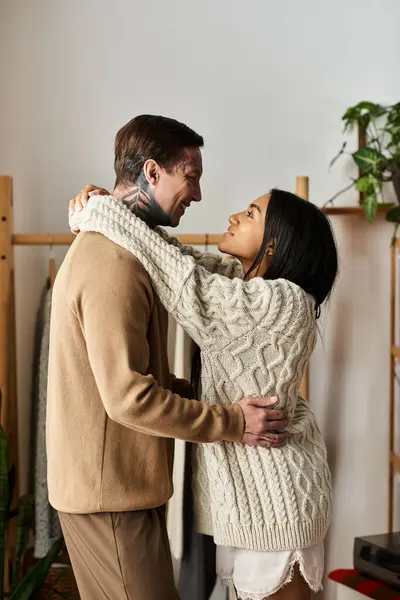 Two people joyfully embrace, celebrating Christmas in a festive atmosphere. — Stock Photo