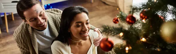 Una pareja comparte el amor y la alegría en casa durante la temporada de Navidad. - foto de stock