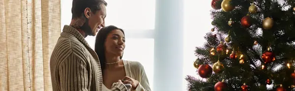 The couple share a warm embrace, celebrating the joy of the holiday season together. — Stock Photo