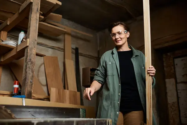 A talented carpenter focuses on her woodworking tasks, showcasing creativity and craftsmanship in her workspace. — Stock Photo