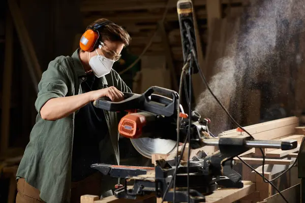 In a busy workshop, a female carpenter focuses intently on her woodwork, showcasing craftsmanship and precision. — Stock Photo