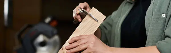Amidst sawdust, a talented carpenter carefully measures wood, embodying craftsmanship and dedication. — Stock Photo