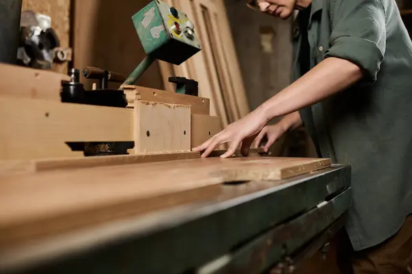 Artesana meticulosamente trabajando con madera en un taller vibrante, que incorpora habilidad y pasión por la carpintería. - foto de stock