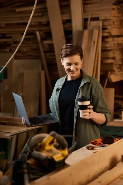 A talented carpenter expertly blends modern tools with traditional skills while working in the woodshop. — Stock Photo