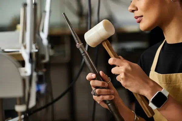 Una donna di talento crea diligentemente gioielli mozzafiato, mettendo in mostra la sua artigianalità e messa a fuoco. — Foto stock