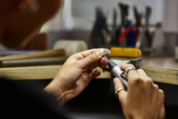 A skilled artisan finely shapes beautiful jewelry using specialized tools and techniques. — Stockfoto