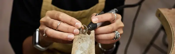 A talented jeweler meticulously shapes a beautiful ring, showcasing intricate craftsmanship. — Stock Photo