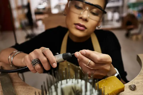An artist meticulously shapes beautiful jewels, showcasing skill and creativity in her craft. — Stock Photo